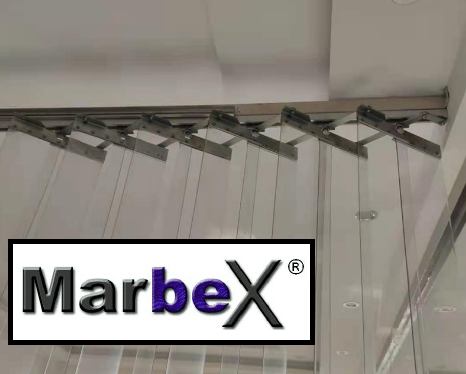 Industrievorhang Schiene zum Verschieben aus Edelstahl und Aluminium, Laufschiene verschiebbar per Scherensystem in der Industrie und an Tore für große Hallen